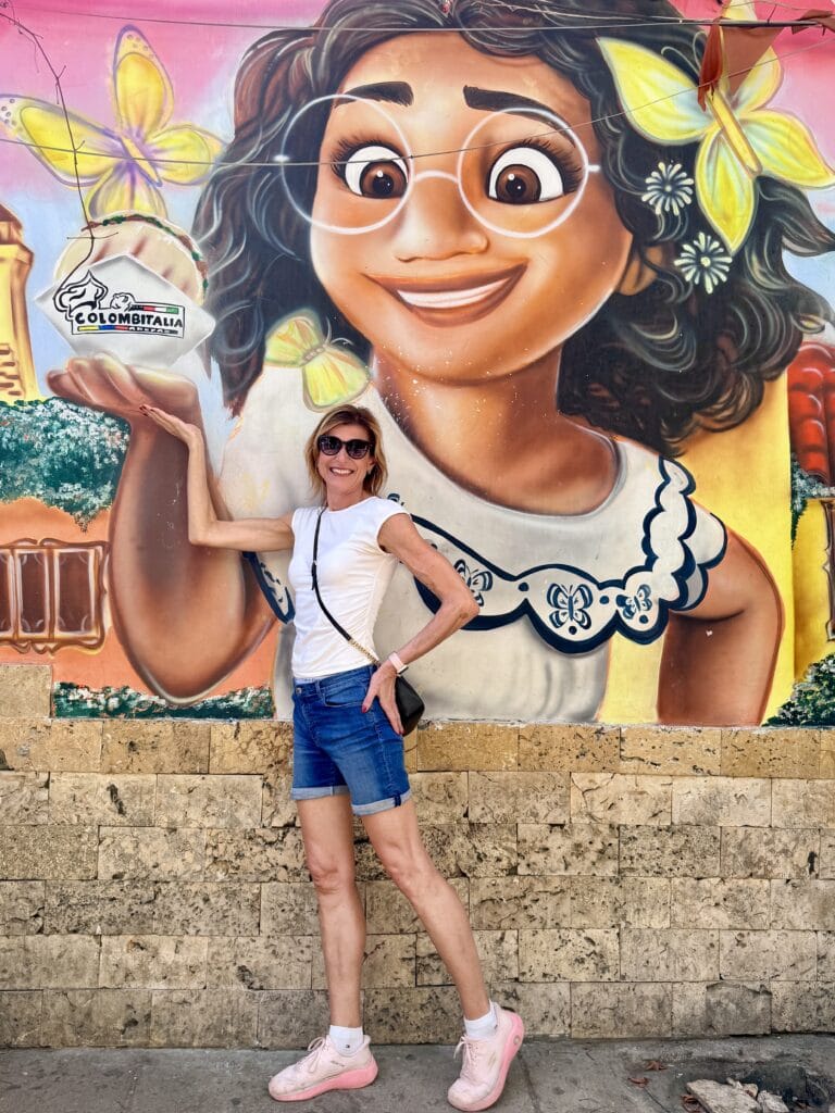 Ivča with a mural in Cartagena